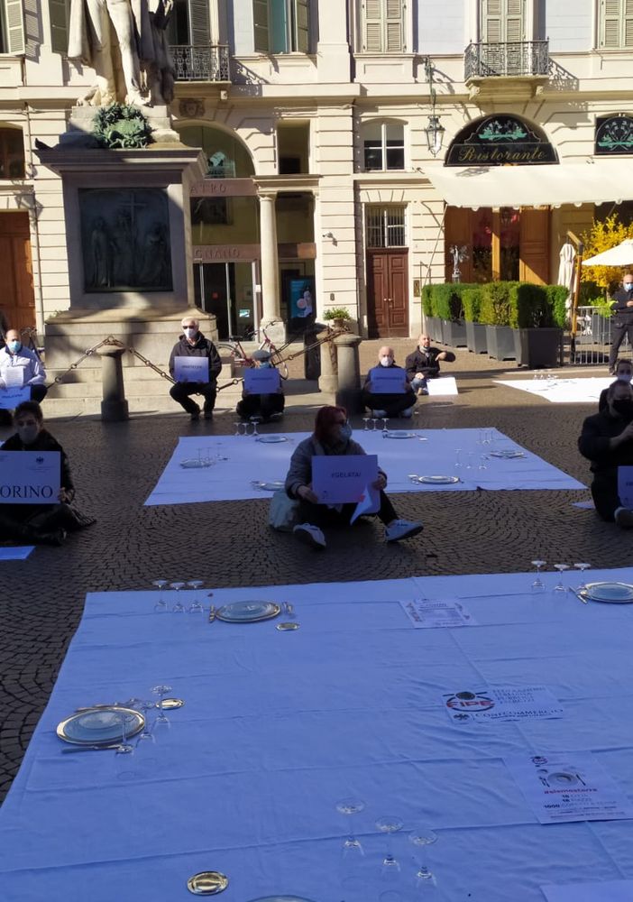 Torino, flash mob degli esercenti in Piazza Carignano: “Siamo a terra ma ci rialzeremo” [VIDEO]