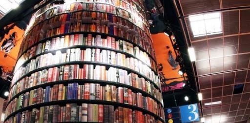 La colonna di libri, simbolo del Salone del Libro di Torino
