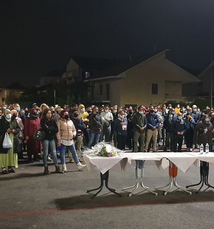L'ultimo saluto a Said nella piazza del mercato