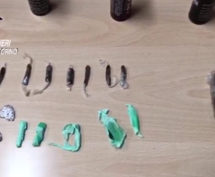 Sequestro di petardi e botti illegali mostrati dai carabinieri