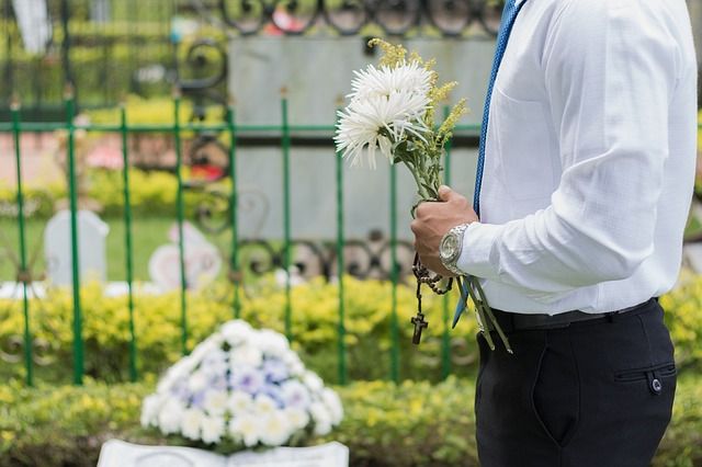 Organizzazione cerimonia funebre: cremazione oppure no?