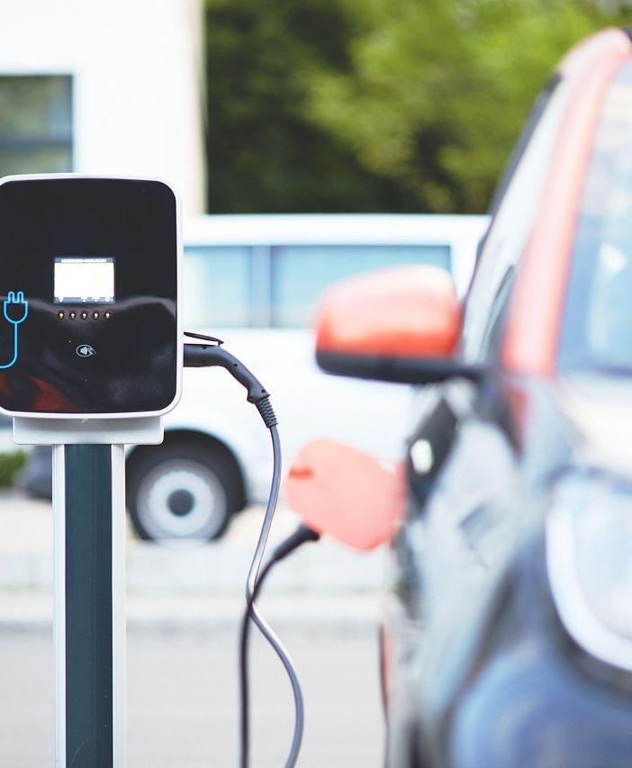 Auto elettriche, così la Commissaria UE ai trasporti: «La politica deve dare certezze»