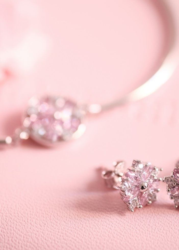 Orecchini con Zirconi: Un Accessorio Versatile e Indispensabile