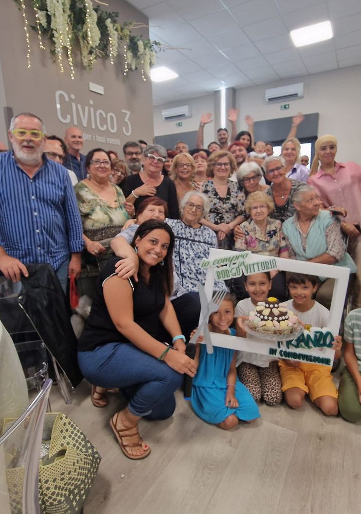 A Borgo Vittoria il pranzo in condivisione: un successo tra comunità e social