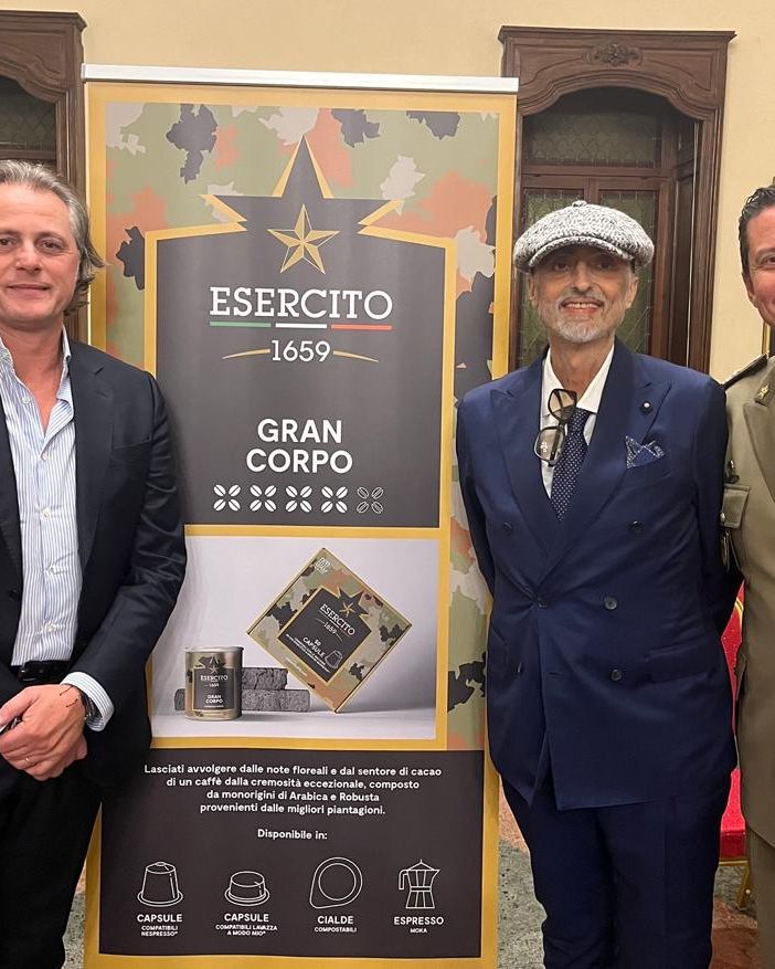[In copertina, da sinistra Valter Schiavone, Ivan Tanzariello e il Generale Francesco Greco]