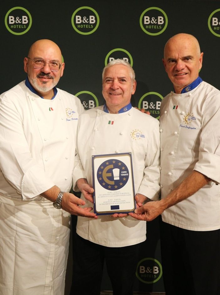 Alba: lo chef piemontese Walter Ferretto premiato da Enrico Derflingher, presidente Euro-Toques