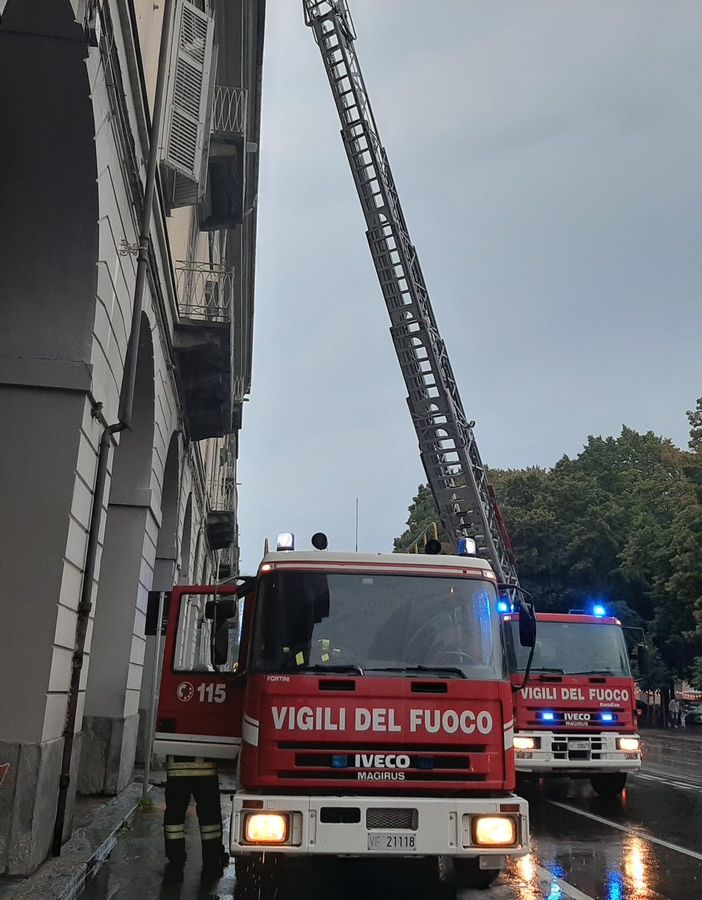Vigili del fuoco in azione in corso Torino a Pinerolo