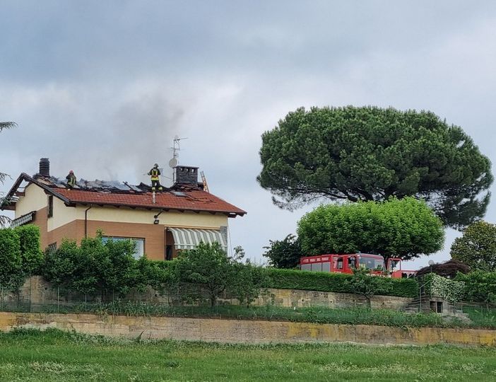 Tetto di un'abitazione distrutto dalle fiamme a Bricherasio [FOTO]