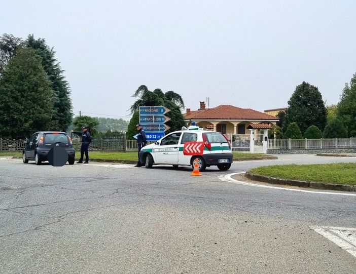 Un camion finisce in un fosso sulla strada tra Vigone e Macello