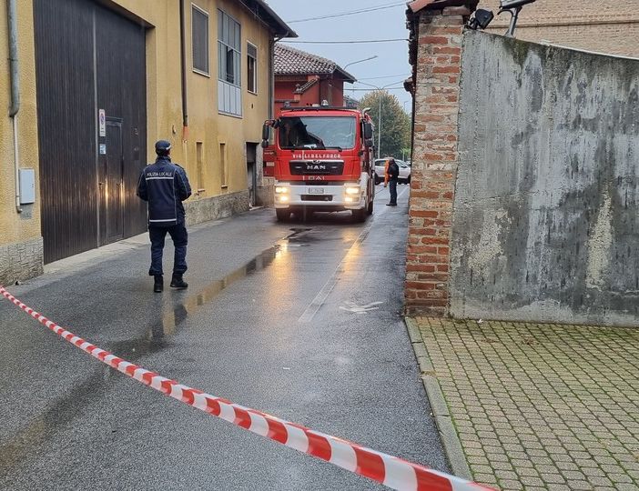 Un'abitazione prende fuoco nel centro di Vigone