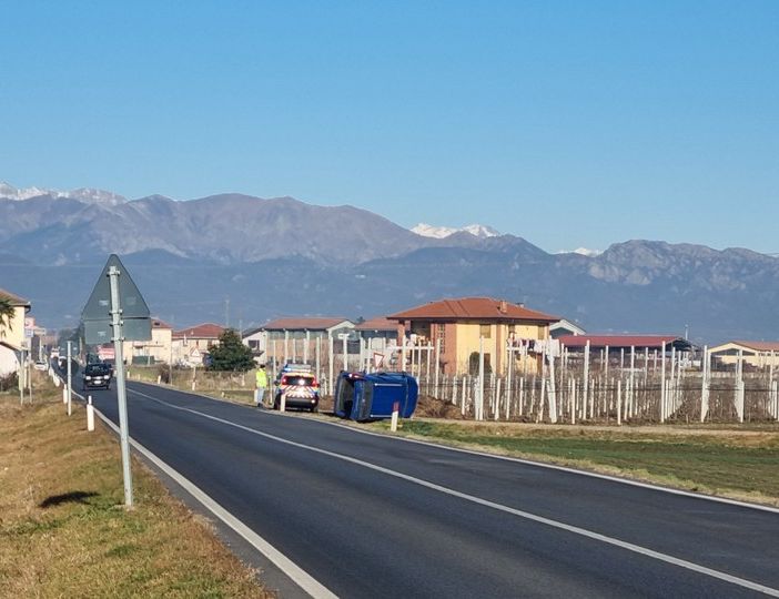 Il furgone ribaltato, con vigili e Anas sul posto