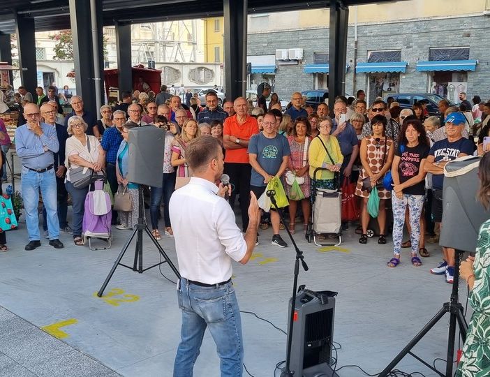 Pinerolo inaugura la nuova piazza Roma con protesta dei commercianti