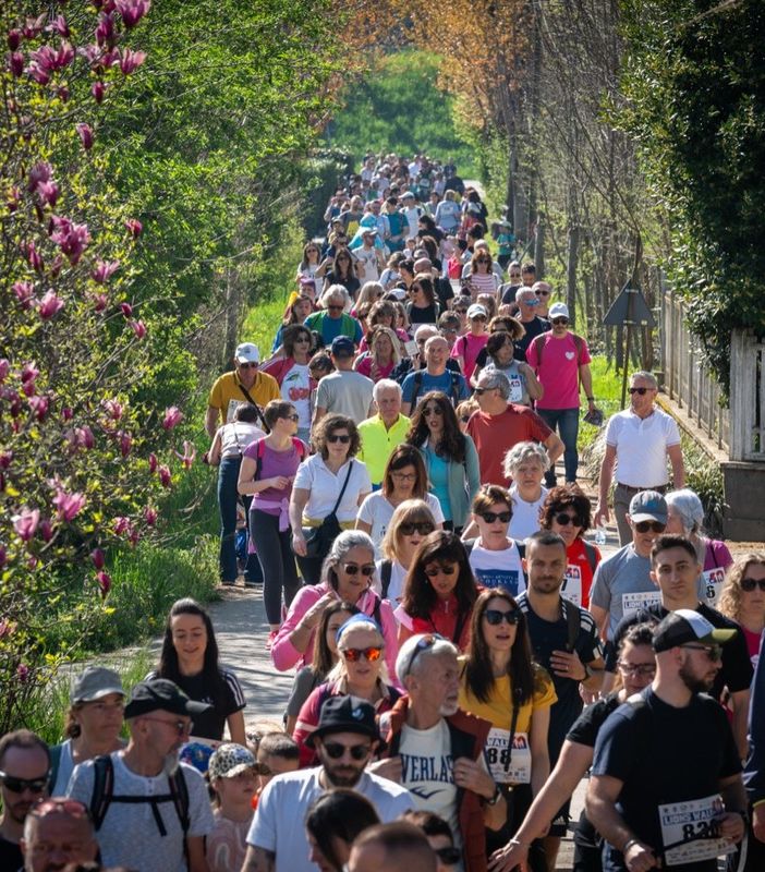 Il serpentone della camminata solidale