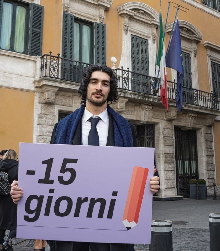 Fabio Rotondo durante la campagna per il voto fuori sede
