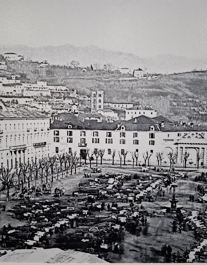 La facciata del municipio attuale di Pinerolo a fine Ottocento