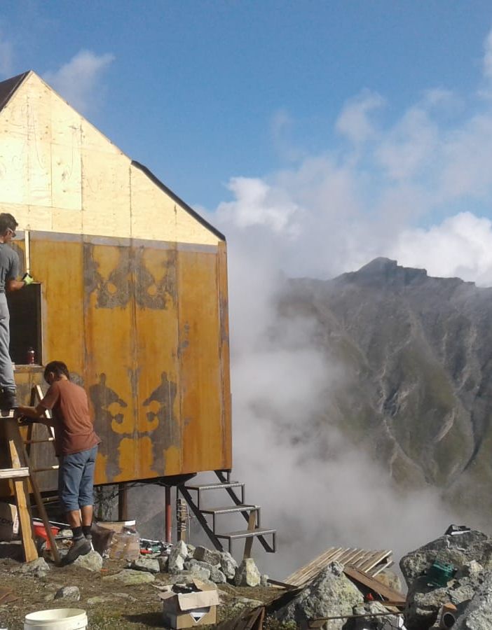 Lavori al bivacco Salvasera in Alta Val Pellice