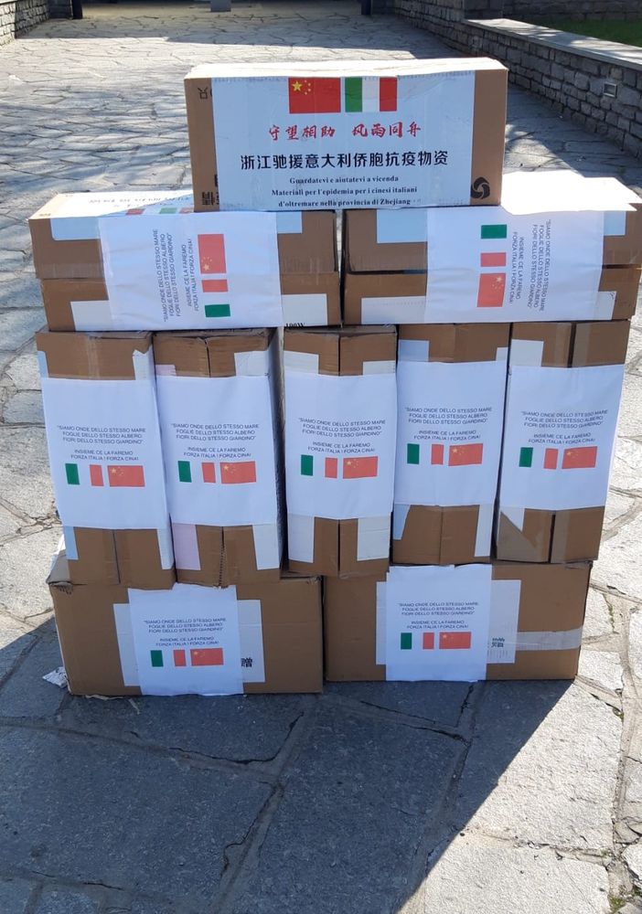 Le comunità cinesi donano migliaia di mascherine ai Comuni del Pinerolese (FOTO)