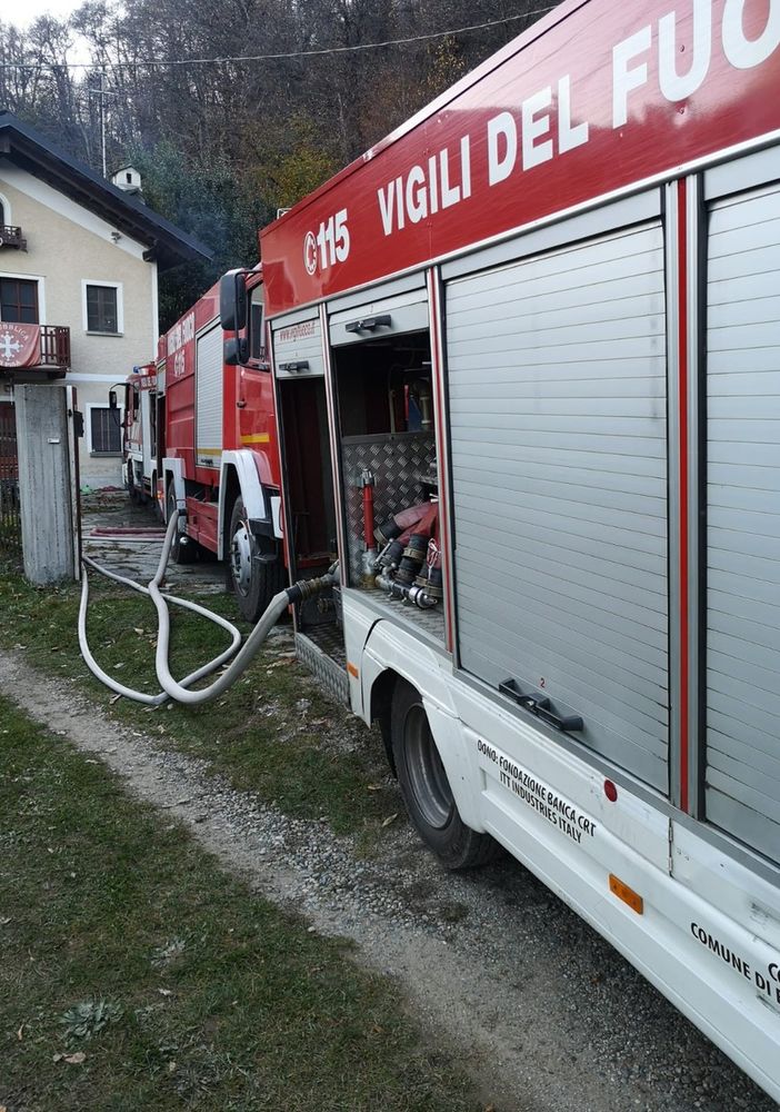 Vigili del fuoco e Aib al lavoro per spegnere l’incendio di Bibiana