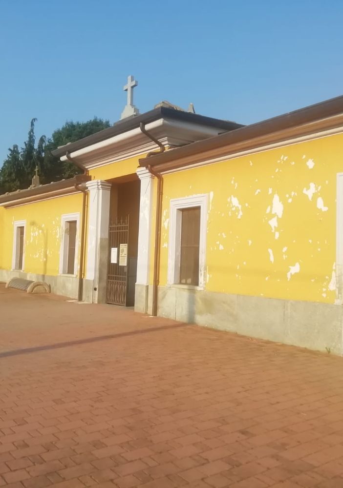 Il muro sfogliato del cimitero