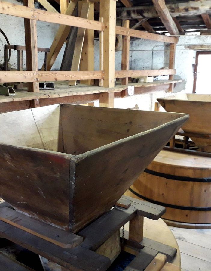 L’interno del mulino di Bobbio Pellice, che è una delle realtà che ha bisogno di volontari per riaprire