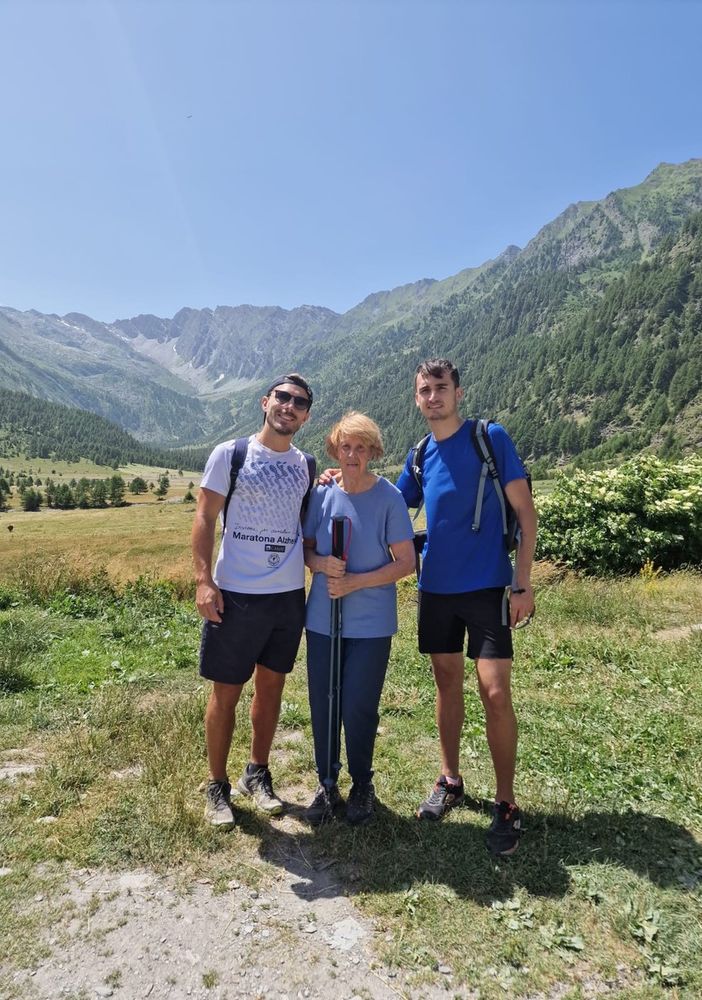 Renata al Pra con infermiere e fisioterapista