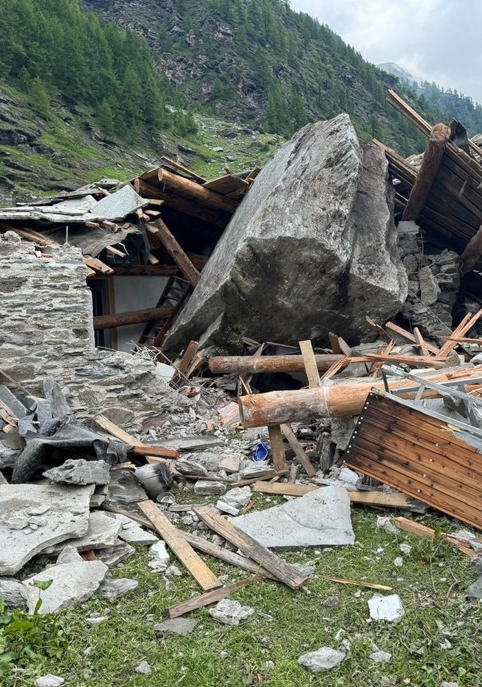La baita distrutta dal masso che si è staccato dalla montagna