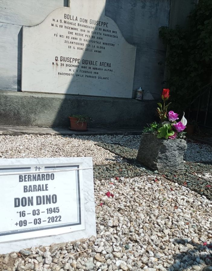 La targhetta per don Dino Barale, nel cimitero di Bobbio Pellice