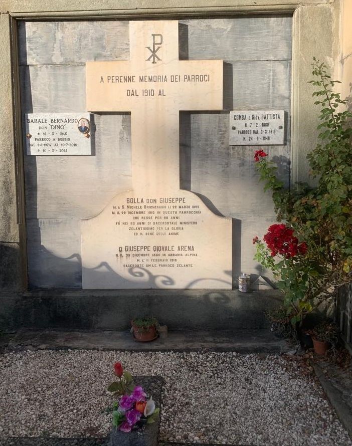 A sinistra la lapide per ricordare don Dino Barale