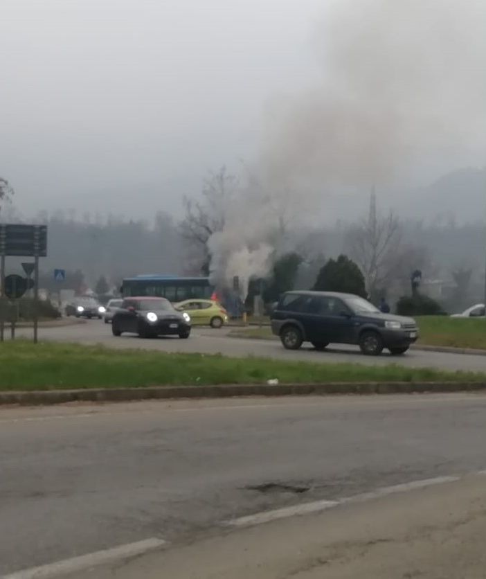 Il bus in fiamme al ponte di Bibiana