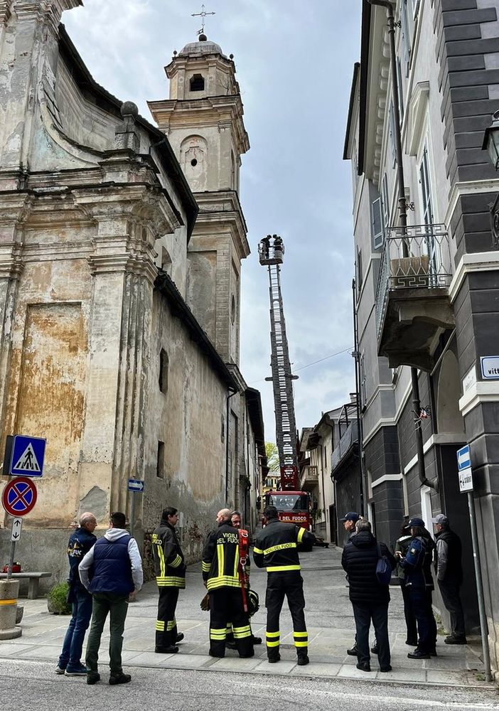 Volano via frammenti di lamiera dal campanile della Confraternita: a Bricherasio intervengono i vigili del fuoco