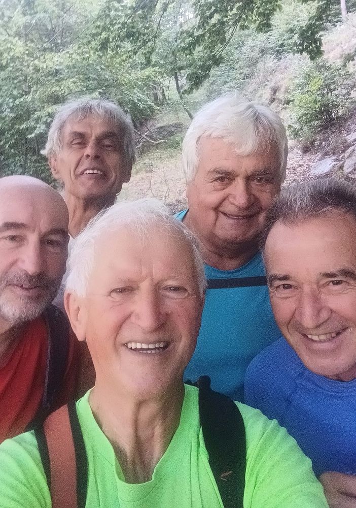 Carlo Degiovanni a destra, con alcuni amici che hanno lanciato la petizione