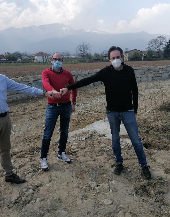 Da sinistra il sindaco Sergio Paschetta e il consigliere Alex Davico di Cavour e il sindaco Stefano Bruno Franco di Bagnolo Piemonte