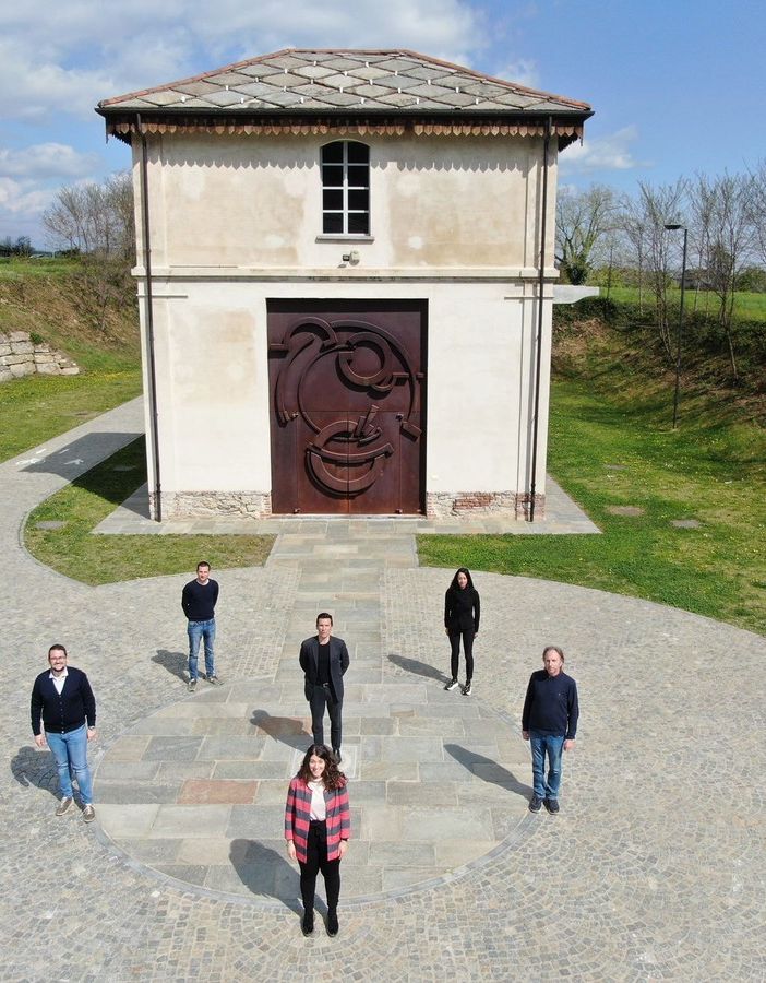 L’immagine che rappresenta la fondazione del distretto del commercio