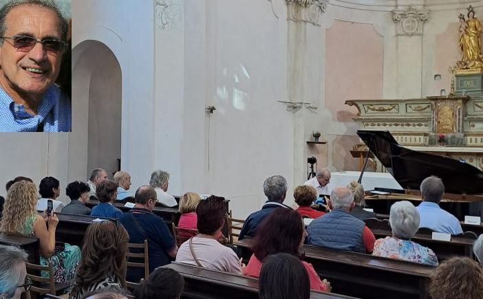 Remo Costantini nel riquadro e al pianoforte