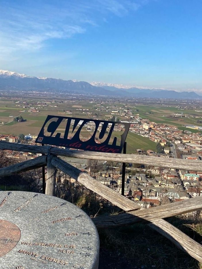 Scatto sul bordo del precipizio, rimossa la scritta da cartolina sulla Rocca di Cavour