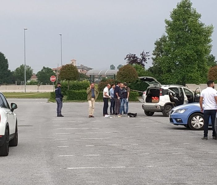 Omicidio nel piazzale dell'Auchan di Cuneo: la vittima è una 44enne residente a Saluzzo, già fermato il responsabile
