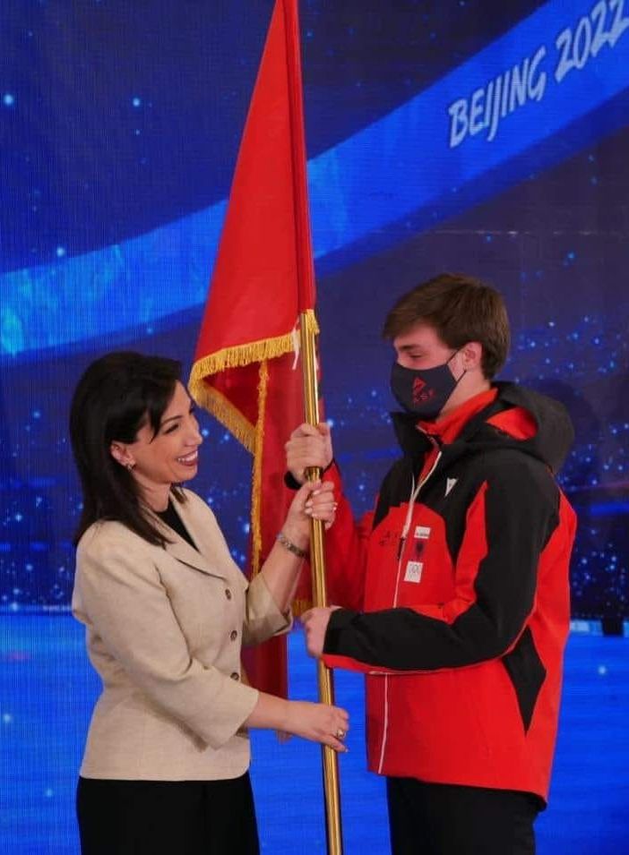 Denni Xhepa che riceve il vessillo albanese