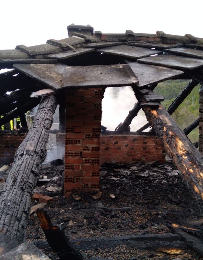 Incendio divora il tetto di una casa nella frazione Depot di Fenestrelle [FOTO]