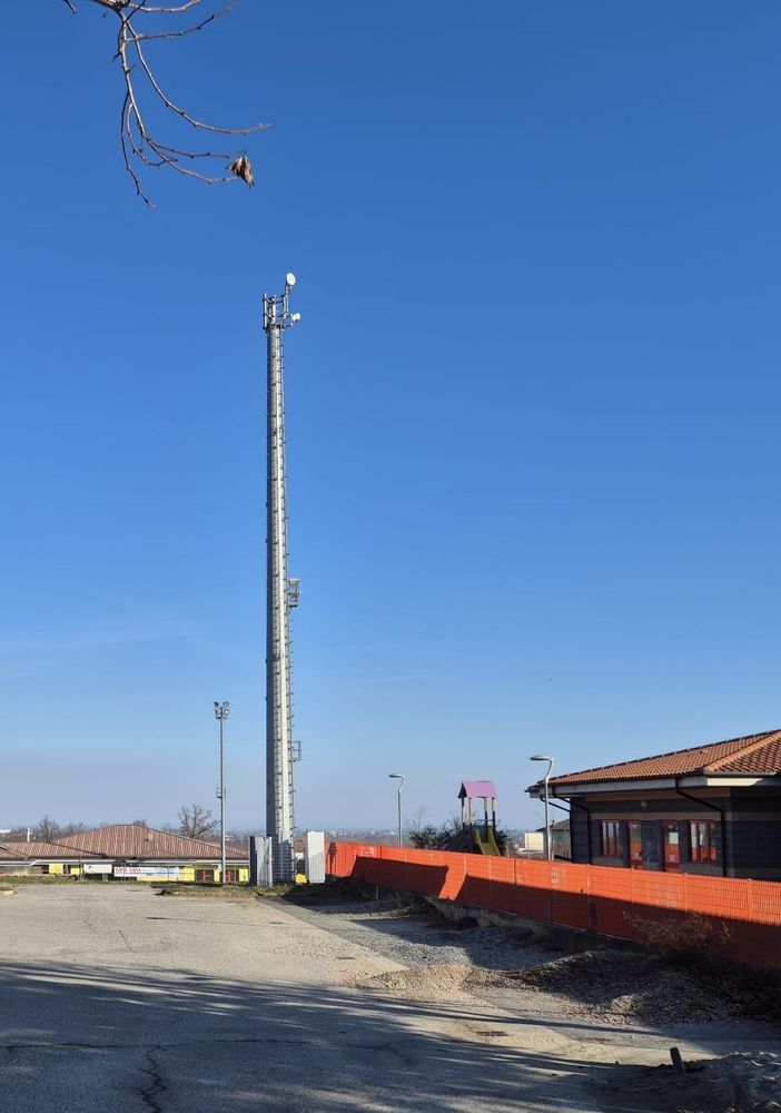 Il palo portantenne nella zona delle scuole di Frossasco