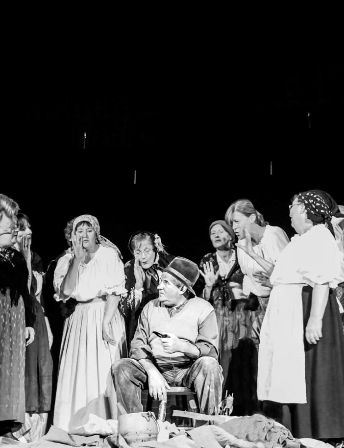 ‘Bimbo’, al centro della scena, nei panni del Feramiù
