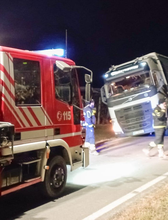 Camion fuori strada: chiusa la sp 156 tra Bibiana e Cavour