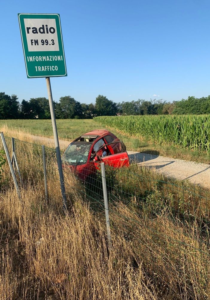 Auto fuori strada sulla Torino-Pinerolo, due giovani feriti