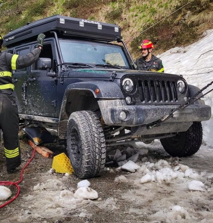 Fuoristrada in bilico sul dirupo, intervengono i vigili del fuoco di Pinerolo [FOTO]
