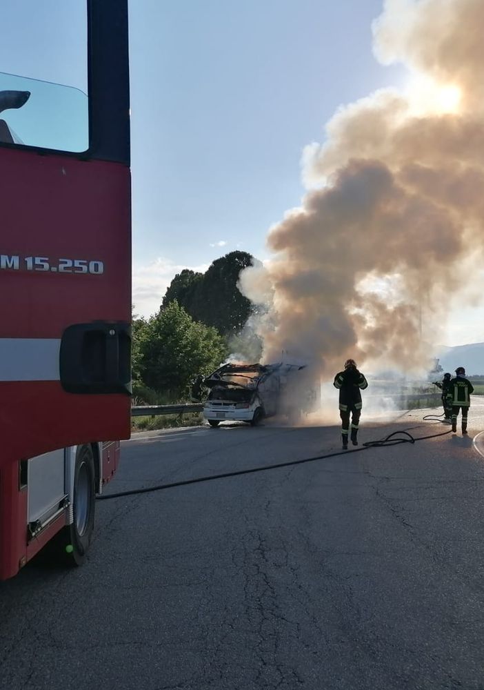 Un camper prende fuoco sulla statale 23 ad Airasca [FOTO]