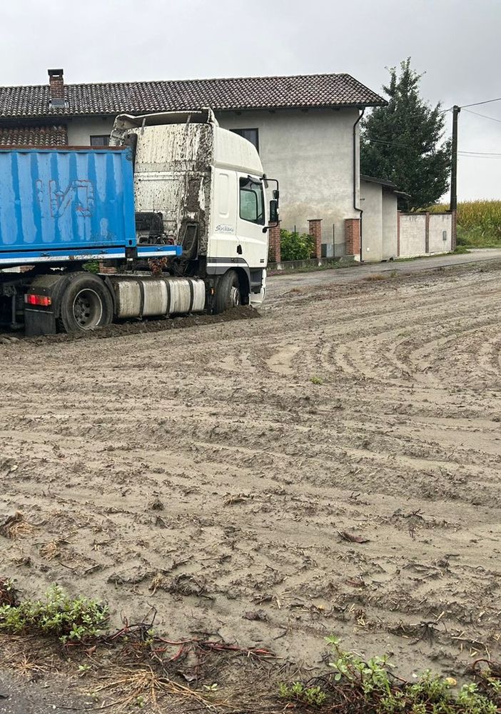 Camion finisce fuori strada nelle campagne di Vigone