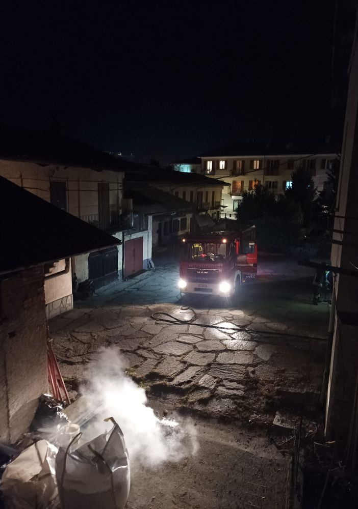 Luserna San Giovanni: camino va a fuoco, intervengono i vigili del fuoco