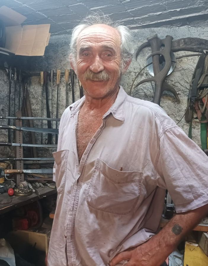 Pino Costa nella sua fucina a Lantaret