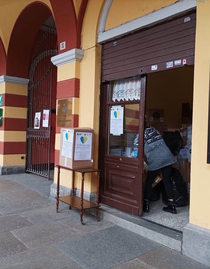 Il centro dove vengono raccolti gli aiuti per l’Ucraina a Luserna San Giovanni