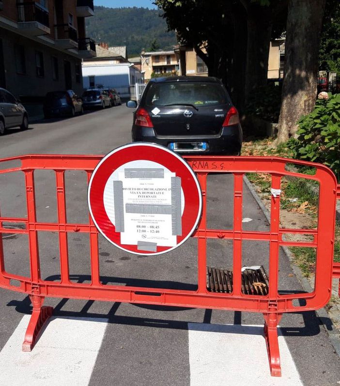 Bimbi e genitori in strada per entrare in classe: Luserna San Giovanni chiude via Ex Deportati e Internati