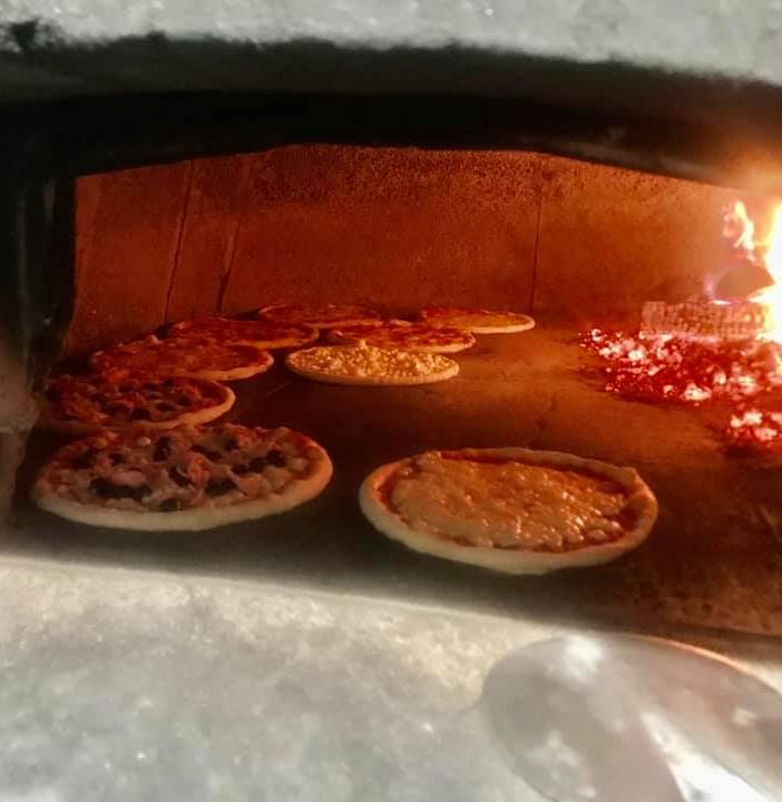 Pizze nel forno alla Bussola di Luserna San Giovanni